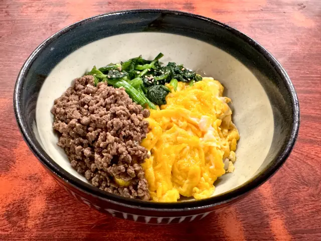 三色そぼろ丼